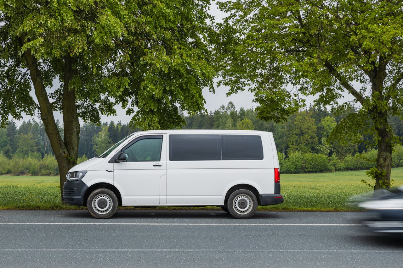 Câblage électrique propre en cours d'installation dans un van