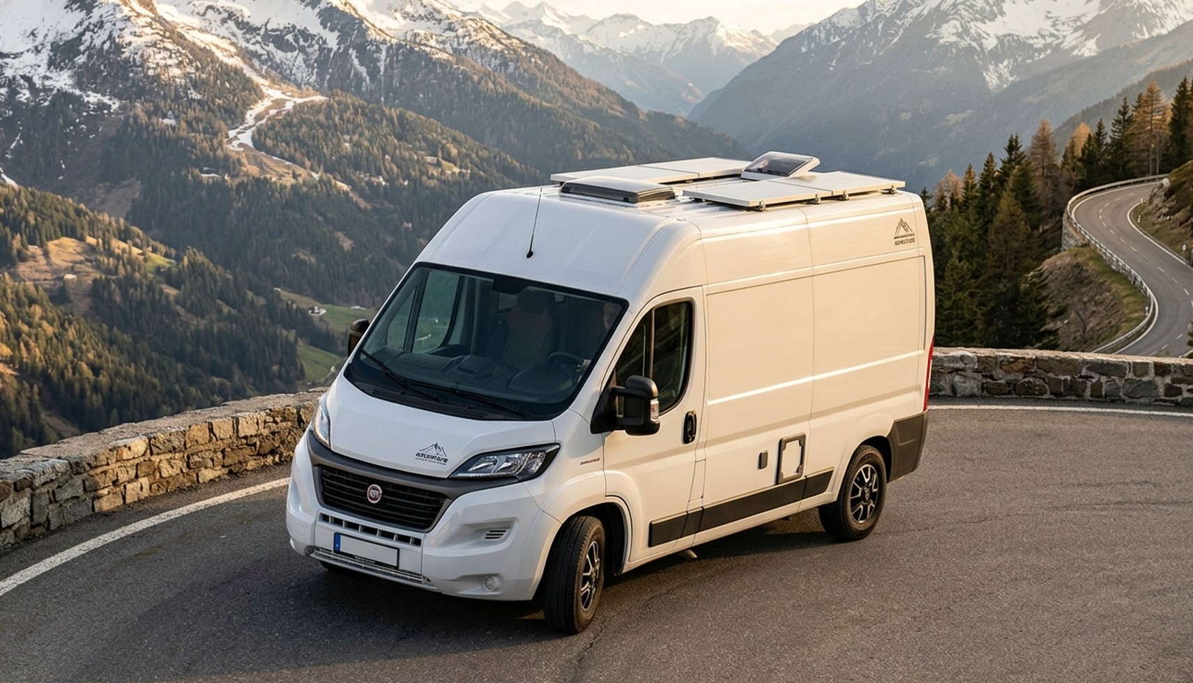Fourgon blanc avec panneaux solaires sur route ouverte