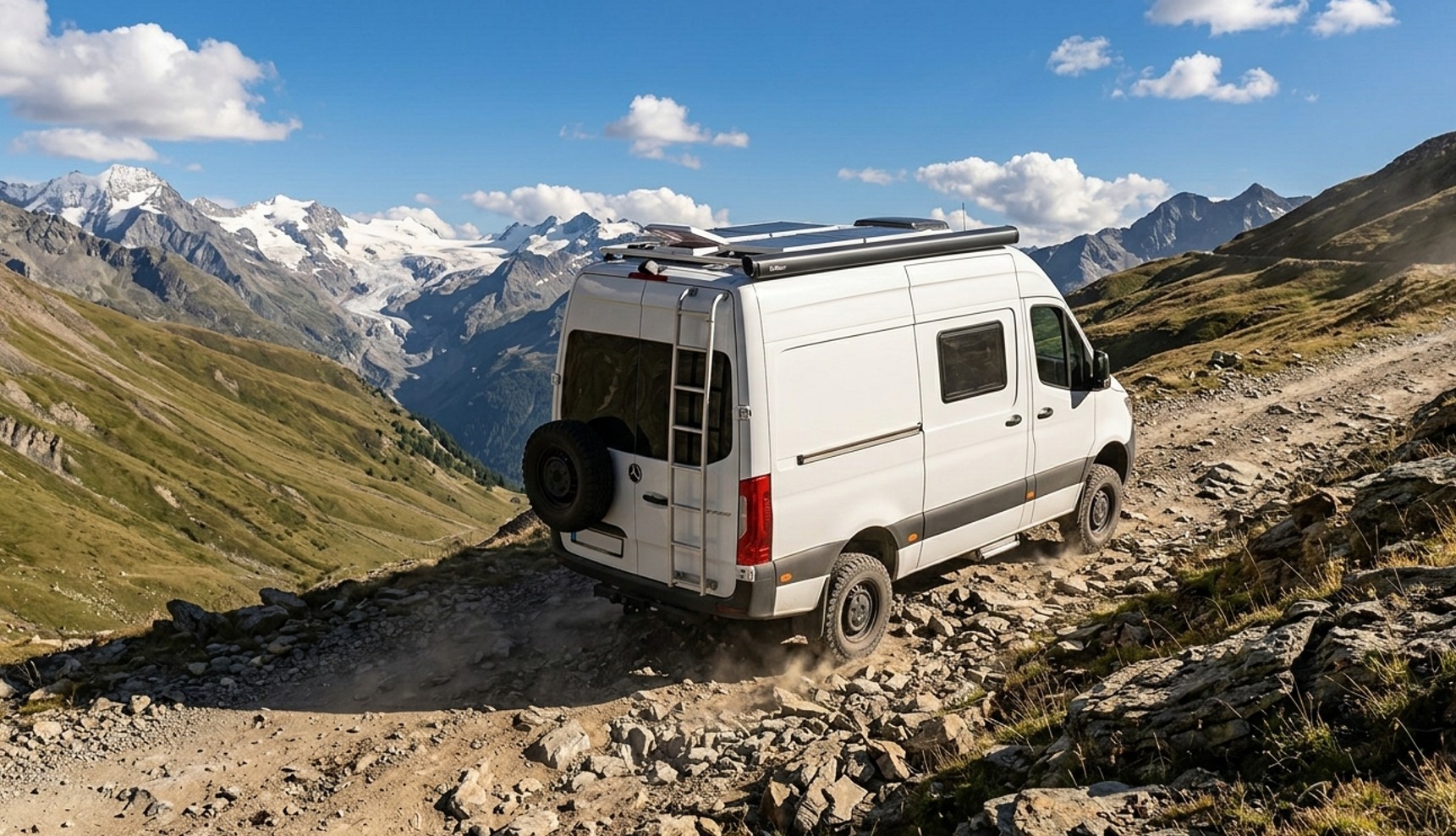 Van 4x4 type Sprinter sur piste de terre en altitude dans les Alpes